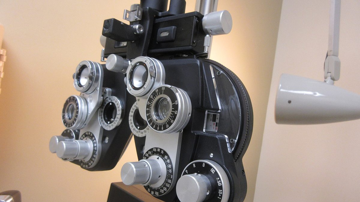 Phoropter für den Sehtest mit Linsenscheiben und Skalen in einer Augenarztpraxis