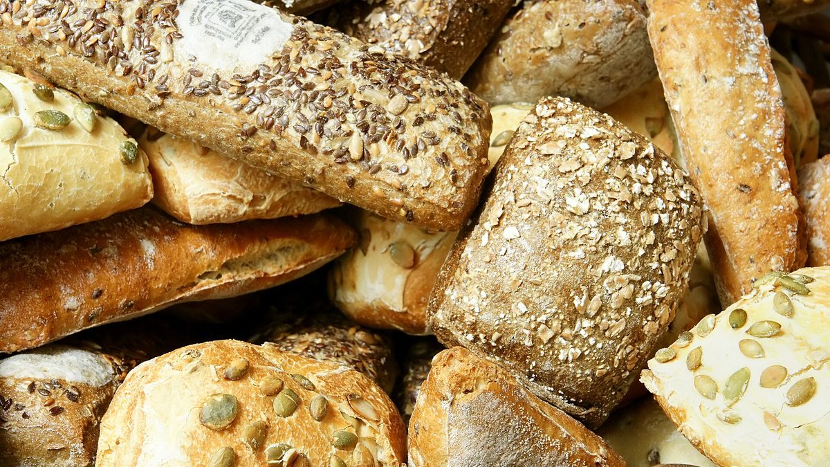 Auswahl frischer Körnerbrötchen und Brote mit Kürbiskernen, Leinsamen und Haferflocken