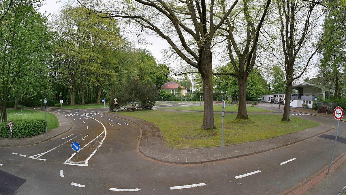 Verkehrsübungsplatz mit markierten Fahrbahnen, Verkehrsschildern und Bäumen im Frühling