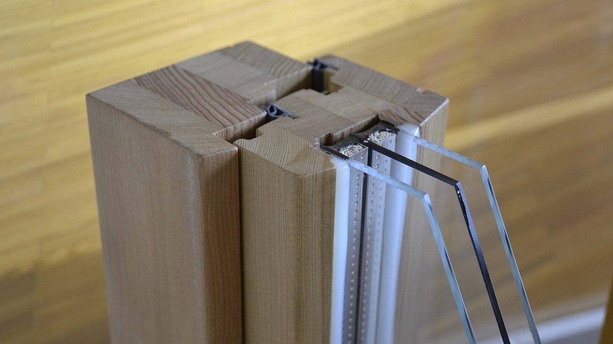 Schnittmodell eines Holzfensterrahmens mit Dreifachverglasung und Dichtungen